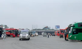 Người dân dùng phương tiện cá nhân về quê, bến xe Hà Nội vắng khách 