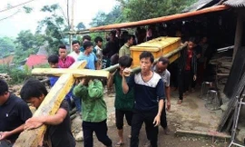 Đám tang tiễn cháu Vàng Thị Hồng Trang (1 trong 3 nạn nhân vụ sập cổng trường) về thế giới bên kia. 