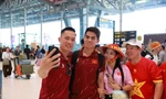 Người hâm mộ vỡ òa sung sướng, vây quanh những người hùng U22 Việt Nam