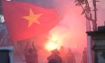 المشجعون يحملون روح A80 لتشجيع منتخب فيتنام تحت 23 عامًا