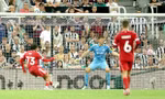 Salah kiến tạo, kỷ lục gia 16 tuổi ghi bàn giúp Liverpool đánh bại Newcastle