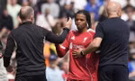 HLV Liverpool bị CĐV la ó vì rút tài năng trẻ ra khỏi sân