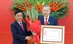 Trao Huy hiệu 45 năm tuổi Đảng tặng Tổng Bí thư Tô Lâm