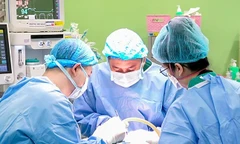 48 giờ sinh tử của bé gái 2 tuổi có khối u khổng lồ