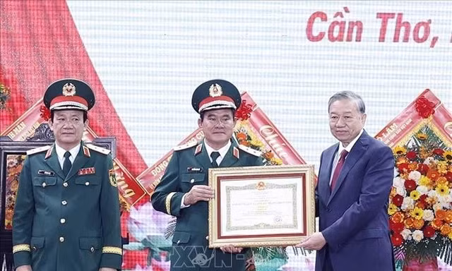 Tổng Bí thư dự Lễ kỷ niệm 80 năm Ngày truyền thống Quân khu 9