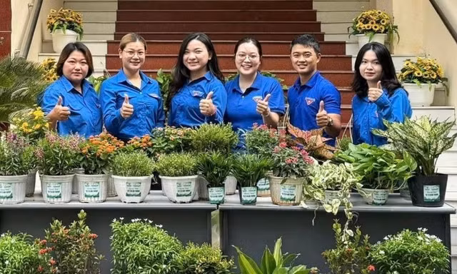 Mang hộp sữa, chai lọ, vỏ bim bim... đổi cây xanh