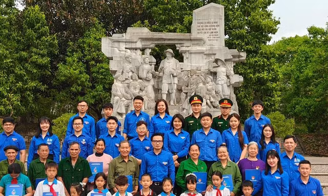 Kỷ niệm 75 năm Ngày Bác Hồ đến thăm và tặng thơ Thanh niên xung phong