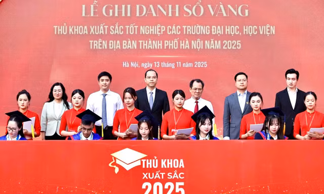 95 thủ khoa xuất sắc tốt nghiệp ở Hà Nội ghi danh bảng vàng