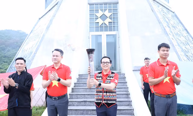 Thiêng liêng lễ chào cờ 'Tôi yêu Tổ quốc tôi' nơi cực Tây đất nước