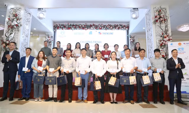 Trao sổ tiết kiệm cho 80 gương 'Chia sẻ cùng thầy cô' năm 2025