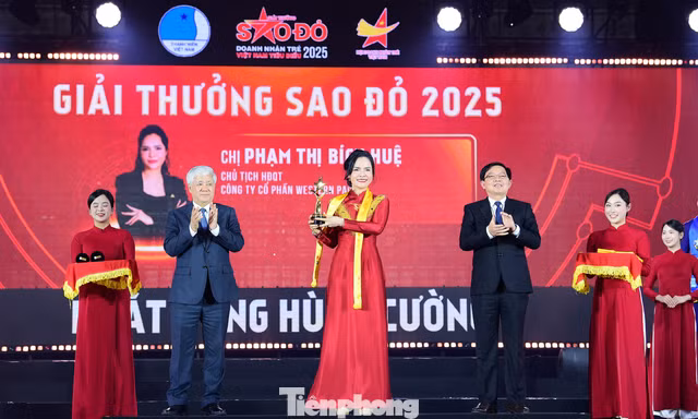 Nhà sáng lập, Chủ tịch Western Pacific Phạm Thị Bích Huệ được vinh danh Top 10 Doanh nhân Sao Đỏ 2025