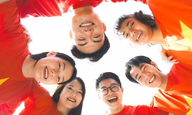 Đại biểu Tàu thanh niên Đông Nam Á - Nhật Bản rạng rỡ sắc áo cờ đỏ sao vàng