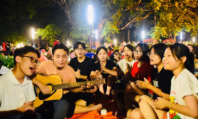 Vang tiếng ghita của các bạn trẻ hòa chung khí thế chờ xem diễu binh, diễu hành A80