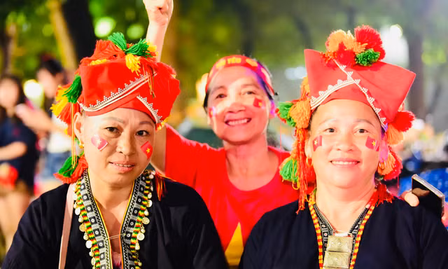 Bà Tân chụp ảnh cùng hai chị em Pam. Ảnh: Xuân Tùng