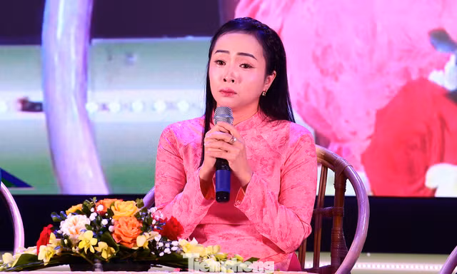 Nghẹn ngào 'cô ơi, mẹ em bỏ đi rồi...'