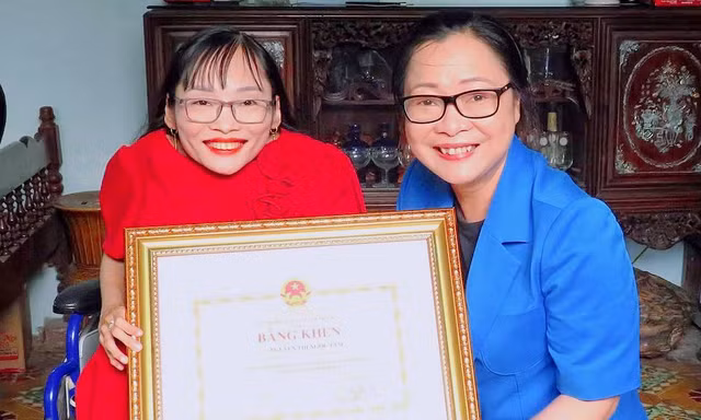 'Cô giáo thủy tinh’ nhận khen thưởng của Bộ Giáo dục & Đào tạo