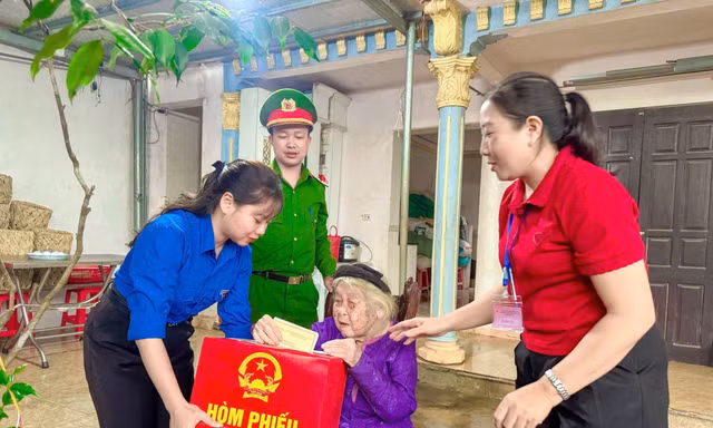 Tuổi trẻ Ninh Bình xung kích hỗ trợ Ngày hội toàn dân tham gia bầu cử
