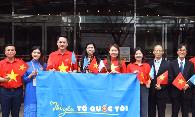 Từ tình yêu Tiếng Việt đến lễ chào cờ 'Tôi yêu Tổ quốc tôi' của giáo sư Nhật Bản
