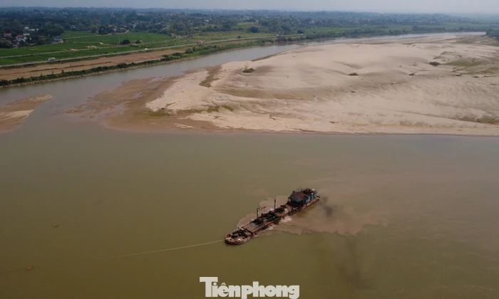 Mực nước sông Hồng qua Phú Thọ xuống thấp, nhiều đoạn trơ đáy