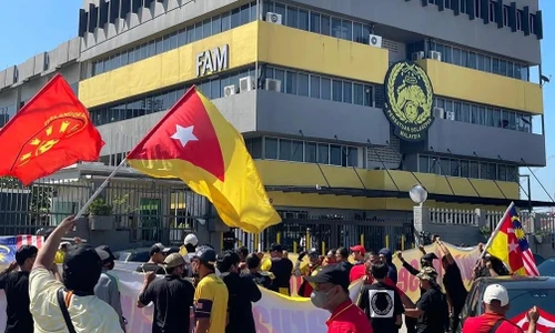 CĐV Malaysia biểu tình phản đối lãnh đạo Liên đoàn bao che 7 tuyển thủ nhập tịch