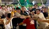 Nhóm người ẩu đả tại quán ăn ở phường An Lạc. Ảnh: Cắt từ clip