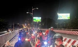Hàng ngàn phương tiện kẹt cứng giữa đêm trên Cầu Bình Triệu 1 