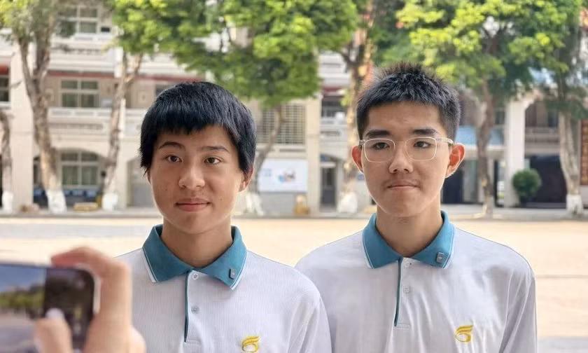 Đôi bạn cùng bàn, cùng chạy bộ 5 - 10km mỗi ngày, cùng đỗ 2 đại học hàng đầu với điểm số cao ngất ngưởng