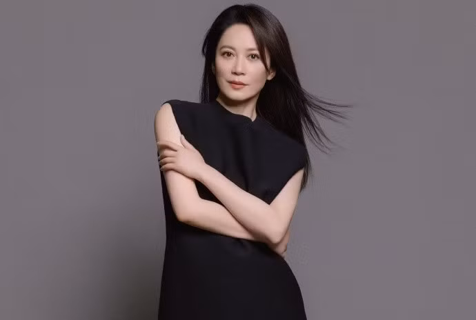 'Nữ thần U60' khoe vẻ đẹp xuyên thời gian, váy đen đơn giản mà 'khí chất ngời ngời'