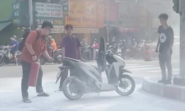 Xe máy bốc cháy khi đang chạy trên đường ở TPHCM