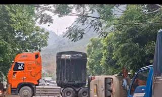 Lật xe khách ở Tuyên Quang, nhiều người thoát nạn