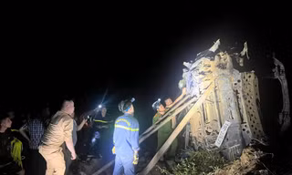 Xuyên đêm giải cứu tài xế xe tải lao xuống vực sâu 