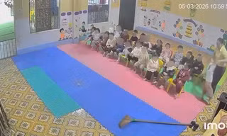 Giáo viên có hành vi bạo hành trẻ đã bị nhà trường cho nghỉ việc. Ảnh cắt từ clip.