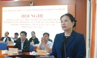 Bà Hà Thị Nga, Phó Chủ tịch, Tổng Thư ký Ủy ban Trung ương MTTQ Việt Nam và bà Giàng Páo Mỷ, Chủ tịch HĐND tỉnh, Trưởng đoàn đại biểu Quốc hội tỉnh Lai Châu kiểm tra công tác chuẩn bị bầu cử tại điểm bầu cử số 10, xã Nậm Sỏ