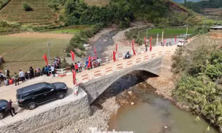 Video khánh thành cầu thiện nguyện tải trọng hơn 10 tấn vào bản nghèo ở Lào Cai