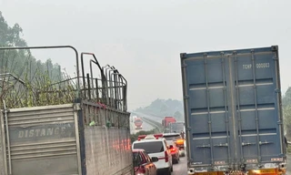 Lật xe đầu kéo trên cao tốc Nội Bài – Lào Cai, giao thông ùn tắc cục bộ