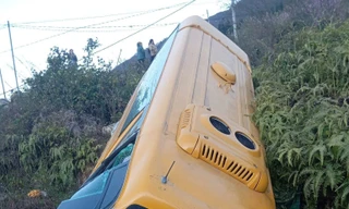 Xe 29 chỗ mất phanh lao xuống sườn đồi ở Sa Pa