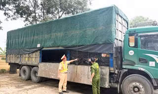 Phát hiện hơn 5 tấn lạp xưởng không rõ nguồn gốc chuẩn bị đưa về Hà Nội