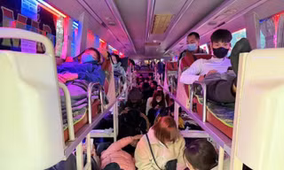 Xe khách 19 chỗ 'nhồi nhét' 60 người bị phạt hơn 200 triệu đồng