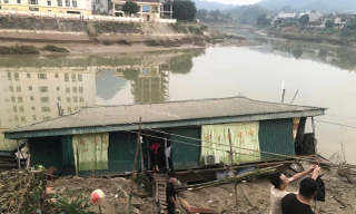 Nhà bè tại Tuyên Quang bị nghiêng, người dân trình báo vàng rơi xuống sông