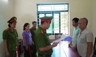 Cơ quan CSĐT Công an tỉnh Phú Thọ thi hành quyết định khởi tố bị can Phan Văn Phòng.