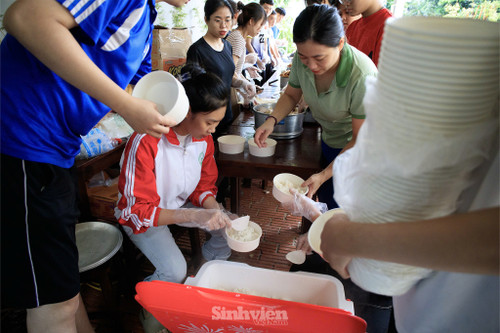 Cô và trò đến từ nhiều trường đại học cùng tham gia nấu suất cơm 'o đồng'.
