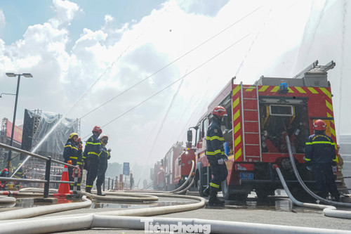 Trung tâm 114 đã báo cáo lãnh đạo Phòng Cảnh sát PCCC&amp;CNCH – Công an TPHCM đề nghị cho Đội Cảnh sát PCCC&amp;CNCH - Công an quận Bình Tân và Đội Cảnh sát PCCC&amp;CNCH - Công an các quận huyện và các Đội Cảnh sát PCCC&amp;CNCH thuộc phòng PC07 - Công an TPHCM xuất các xe chuyên dụng cùng nhiều thiết bị đến hiện trường tham gia công tác chữa cháy tìm kiếm đưa các nạn nhân bị mắc kẹt bên trong đám cháy ra bên ngoài.