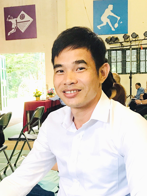 Thầy giáo Vì Văn Chuẩn. Ảnh: NVCC