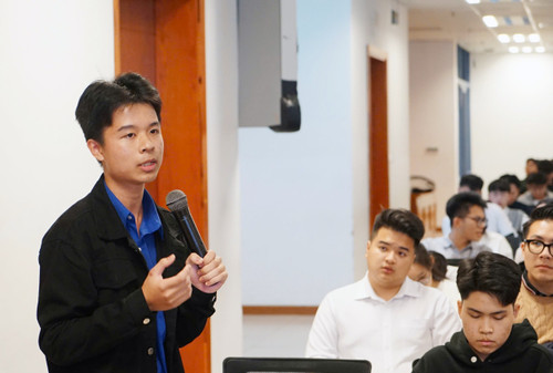 Đỗ Duy Khoa (học sinh lớp 11 chuyên Toán, trường THPT chuyên Nguyễn Chí Thanh, tỉnh Đắk Nông) đưa ra các đề xuất tại tọa đàm.