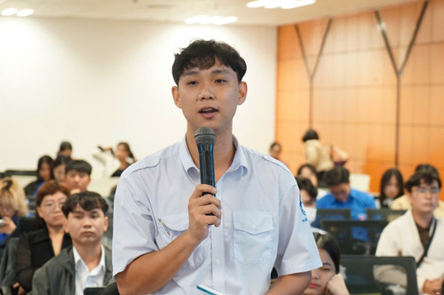 Võ Nguyễn Hoàng Đa (trường ĐH Sư phạm Thể dục Thể thao TP. HCM) chia sẻ tại tọa đàm.