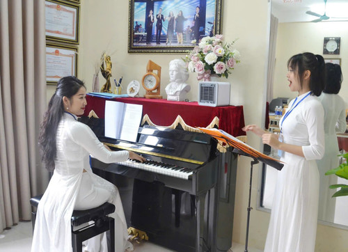 Không chỉ nổi bật trong giảng dạy, cô Lam còn là một nhà nghiên cứu khoa học tài năng.