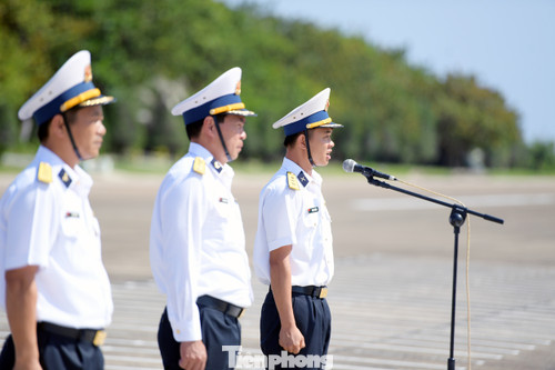 Thượng úy Tôn Chí Quân, dõng dạc đọc 10 lời thề danh dự của quân đội nhân dân Việt Nam.