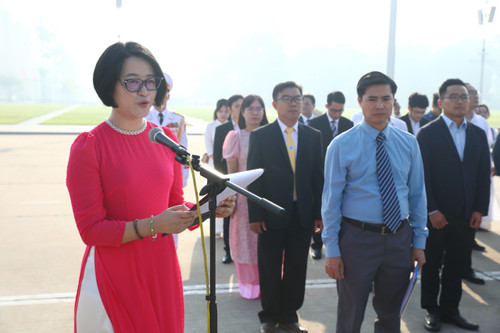 Thay mặt đoàn đại biểu, PGS. TS. BS Đào Việt Hằng (trường ĐH Y Hà Nội) - Chủ tịch Mạng lưới Trí thức trẻ Việt Nam toàn cầu ('Quả Cầu Vàng' 2021) đọc báo công với Bác những kết quả mà các tài năng trẻ Việt Nam nhận Giải thưởng 'Quả Cầu Vàng' đã đạt được 20 năm qua trong quá trình tu dưỡng, rèn luyện, nỗ lực phấn đấu