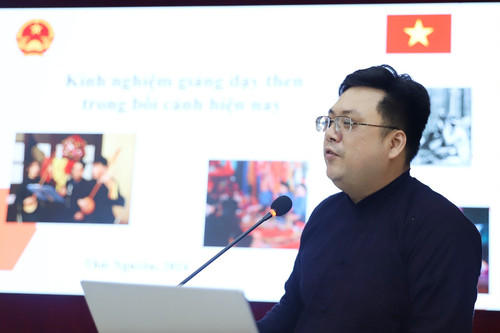 ThS Nguyễn Văn Bách trình bày tham luận về giảng dạy hát then tại Hội thảo khoa học. ThS Nguyễn Văn Bách trình bày tham luận về giảng dạy hát then tại Hội thảo khoa học.