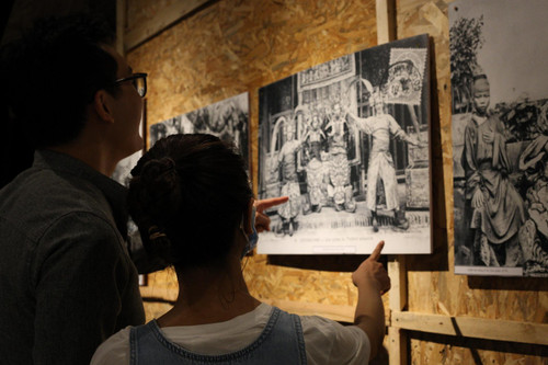 Các bạn sinh viên đang trao đổi về chủ đề triển lãm